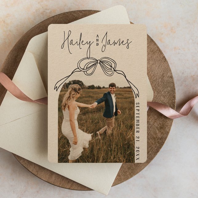 Reserva La Fecha Arco Kraft dibujado a mano moderno y extravagante  (Rustic kraft boho trendy black hand drawn bow modern arch photo classy wedding rounded save the date)