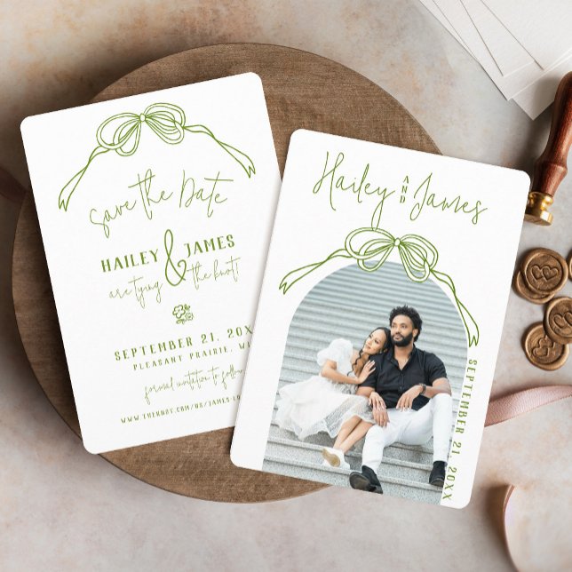 Reserva La Fecha Arco verde moderno dibujado a mano con estilo pecu (Green boho trendy hand drawn coquette bow modern arch photo classy wedding save the date)