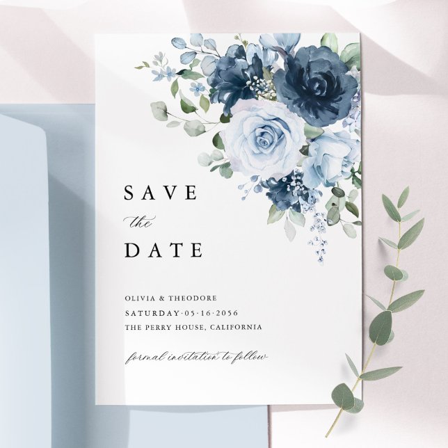 Reserva La Fecha Azul Polvoriento Marino Aquarela Floral Elegante (Dusty blue navy floral save the date card with elegant watercolor design styled in soft indoor light)