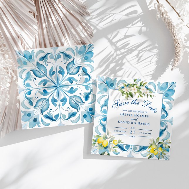 Reserva La Fecha Baldosas azules modernas y limón Guardar la tarjet (Modern Blue Tiles and Lemon Save the Date Card on a sunny white table with white dry palm leaf.)