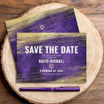 Reserva La Fecha Bar Mitzvah Morple Watercolor Relieve metalizado d<br><div class="desc">¡Asegúrate de que todos tus amigos y parientes puedan celebrar el hito de tu hijo Bar Mitzvah! Envíe esta tarjeta de invitación "Save the Date", única, moderna y personalizada. Los trazos metálicos de pincel de Relieve metalizado dorado y la estrella de David, junto con la tipografía audaz y blanca, superponen...</div>