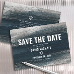 Reserva La Fecha Bar Mitzvah Negrita Relieve metalizado plateado Gr<br><div class="desc">¡Asegúrate de que todos tus amigos y parientes puedan celebrar el hito de tu hijo Bar Mitzvah! Envíe esta tarjeta de invitación "Save the Date", única, moderna y personalizada. Los trazos de pincel metálico de Relieve metalizado plateado y la estrella de David, junto con la tipografía en negrita y blanca,...</div>