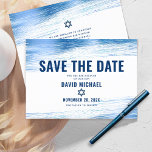 Reserva La Fecha Bar Mitzvah Relieve metalizado azul negrita de la<br><div class="desc">¡Asegúrate de que todos tus amigos y parientes puedan celebrar el hito de tu hijo Bar Mitzvah! Envíe esta tarjeta de invitación "Save the Date", única, moderna y personalizada. Los trazos de pincel de Relieve metalizado azul celeste metálico, junto con la tipografía azul marino audaz y la estrella de David,...</div>