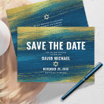 Reserva La Fecha Bar Mitzvah Tipografía moderna Relieve metalizado<br><div class="desc">¡Asegúrate de que todos tus amigos y parientes puedan celebrar el hito de tu hijo Bar Mitzvah! Envíe esta tarjeta de invitación "Save the Date", única, moderna y personalizada. Los trazos metálicos de pincel de Relieve metalizado dorado y la estrella de David, junto con la tipografía audaz y blanca, superponen...</div>