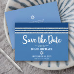 Reserva La Fecha Barra Mitzvah Moderno negrita Negrita Azul Plata G<br><div class="desc">¡Asegúrate de que todos tus amigos y parientes puedan celebrar el hito de tu hijo Bar Mitzvah! Envíe esta tarjeta de invitación "Save the Date", única, moderna y personalizada. Tipografía audaz, de escritura blanca, Estrella de David y un purpurina color azul marino y plateado con tallo a rayas inspirado en...</div>