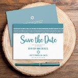Reserva La Fecha Barra Mitzvah Moderno negrita negrita Verde azulad<br><div class="desc">¡Asegúrate de que todos tus amigos y parientes puedan celebrar el hito de tu hijo Bar Mitzvah! Envíe esta tarjeta de invitación "Save the Date", única, moderna y personalizada. Tipografía de escritura verde azul verde azulada, audaz y polvorienta, Estrella de David y un polvoriento purpurina azul verde y plata a...</div>