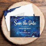 Reserva La Fecha Barras Mitzvah Modern Blue Agate Watercolor Script<br><div class="desc">¡Asegúrate de que todos tus amigos y parientes puedan celebrar el hito de tu hijo Bar Mitzvah! Envíe esta tarjeta de invitación "Save the Date", única, moderna y personalizada. Tipografía de escritura blanca y Estrella de David superponen un fondo de color de galaxia azul profundo con agate azul marino acentuado...</div>