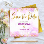 Reserva La Fecha Bat Mitzvah color de agua rosa Plaza de guión dora<br><div class="desc">¡Asegúrate de que todos tus amigos y parientes puedan celebrar el hito de tu hija Bat Mitzvah! Envíe este impresionante, moderno, brillante Relieve metalizado de imitación dorada y puntos purpurinas y escritura tipográfica contra un fondo de color de agua rosa suave, personalizada tarjeta de invitación "Save the Date". Relieve metalizado...</div>