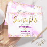 Reserva La Fecha Bat Mitzvah color de agua rosada Moda de escritura<br><div class="desc">¡Asegúrate de que todos tus amigos y parientes puedan celebrar el hito de tu hija Bat Mitzvah! Envíe este impresionante, moderno, brillante Relieve metalizado de imitación dorada y puntos purpurinas y escritura tipográfica contra un fondo de color de agua rosa suave, personalizada tarjeta de invitación "Save the Date". Su mensaje...</div>