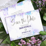 Reserva La Fecha Bat Mitzvah Guión plateado moderno color de agua p<br><div class="desc">¡Asegúrate de que todos tus amigos y parientes puedan celebrar el hito de tu hija Bat Mitzvah! Envíe este impresionante, moderno y brillante Relieve metalizado de imitación plateado y puntos de purpurina y escritura manuscrita sobre un suave fondo de color morado, tarjeta de invitación personalizada "Save the Date". Su mensaje...</div>