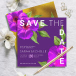 Reserva La Fecha Bat Mitzvah Morado moderno color de agua floral ro<br><div class="desc">¡Asegúrate de que todos tus amigos y parientes puedan celebrar el hito de tu hija Bat Mitzvah! Envíe esta moda, impresionante, color de agua floral rosa púrpura con el moderno tipo de serif san sobre un fondo morado de ciruela oscuro, la tarjeta de invitación personalizada "Save the Date". Relieve metalizado...</div>