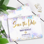 Reserva La Fecha Bat Mitzvah Morple Watercolor Dorado Script Girly<br><div class="desc">¡Asegúrate de que todos tus amigos y parientes puedan celebrar el hito de tu hija Bat Mitzvah! Envíe este impresionante, moderno y brillante Relieve metalizado de imitación dorada y puntos purpurinas y escritura tipográfica contra un suave fondo de color morado, tarjeta de invitación personalizada "Save the Date". Su mensaje personalizado...</div>