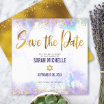 Reserva La Fecha Bat Mitzvah Morple Watercolor Gold Script Square<br><div class="desc">¡Asegúrate de que todos tus amigos y parientes puedan celebrar el hito de tu hija Bat Mitzvah! Envíe este impresionante, moderno y brillante Relieve metalizado de imitación dorada y puntos purpurinas y escritura tipográfica contra un suave fondo de color morado, tarjeta de invitación personalizada "Save the Date". Personalice el texto...</div>