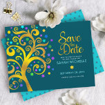 Reserva La Fecha Bat Mitzvah Oro y Relieve metalizado Azul árbol de<br><div class="desc">¡Asegúrate de que todos tus amigos y parientes puedan celebrar el hito de tu hija Bat Mitzvah! Envía este impresionante y gráfico árbol de Relieve metalizado dorado falso con la estrella de David brillante, turquesa, verde azulada, morada y azul y las "hojas" de punto sobre un rico fondo azul verde...</div>