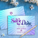Reserva La Fecha Bat Mitzvah Retro Azul Morado Gradiente Boho<br><div class="desc">¡Asegúrate de que todos tus amigos y parientes puedan celebrar el hito de tu hija Bat Mitzvah! Envíe esta divertida tarjeta de invitación, boho retro, personalizada "Save the Date". Tipografía divertida, de moda, audaz morada y azul marino con la tipografía moderna sans serif superpone un fondo de rayos pop turquesa...</div>