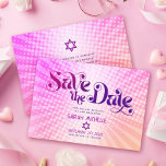 Reserva La Fecha Bat Mitzvah Retro Naranja Rosa Ombre Gradient Boho<br><div class="desc">¡Asegúrate de que todos tus amigos y parientes puedan celebrar el hito de tu hija Bat Mitzvah! Envíe esta divertida y retro tarjeta postal de invitación personalizada "Save the Date". Tipografía divertida, moderna, audaz, rosa oscuro y rosa oscuro con la tipografía moderna sans serif sobre un fondo de naranja de...</div>