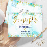 Reserva La Fecha Bat Mitzvah Turquoise Watercolor Dorado Script Gir<br><div class="desc">¡Asegúrate de que todos tus amigos y parientes puedan celebrar el hito de tu hija Bat Mitzvah! Envíe este impresionante, moderno, brillante Relieve metalizado de imitación dorada, puntos purpurinas y guión de tipografía contra un fondo de color turquesa, tarjeta de invitación personalizada "Save the Date". Su mensaje personalizado y puntos...</div>