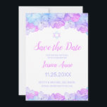 Reserva La Fecha Bat Mitzvah Watercolor Floral Pink Save the Date<br><div class="desc">Tonos rosas, lavanda y flores de hidrangea azul acuático y una Estrella de David decoran esta elegante acuarela Bat Mitzvah Guardar la tarjeta de fecha. Este diseño presenta un borde floral en la parte superior e inferior. Los detalles de tu celebración pueden ser personalizados en una tipografía de escritura moderna...</div>