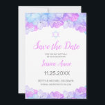 Reserva La Fecha Bat Mitzvah Watercolor Floral Pink Save the Date<br><div class="desc">Tonos rosas, lavanda y flores de hidrangea azul acuático y una Estrella de David decoran esta elegante acuarela Bat Mitzvah Guardar la tarjeta de fecha. Este diseño presenta un borde floral en la parte superior e inferior. Los detalles de tu celebración pueden ser personalizados en una tipografía de escritura moderna...</div>