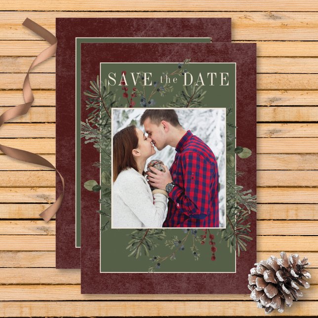 Reserva La Fecha Berries de invierno ruso y Borgoña de pino (Rustic Winter Berries & Pine Burgundy Wedding Save the Date Card)