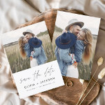 Reserva La Fecha Blanco a mano Guardar la foto de fecha<br><div class="desc">Foto moderna y elegante Guardar la tarjeta de Boda de fecha. La tarjeta de invitación para guardar la fecha incluye tipografía y moda con letras blancas y un diseño simple sobre un fondo blanco al que se puede añadir la imagen de fotografía de compromiso personalizada.</div>