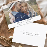 Reserva La Fecha Blanco a mano Guardar la foto de fecha<br><div class="desc">Foto moderna y elegante Guardar la tarjeta de Boda de fecha. La tarjeta de invitación para guardar la fecha incluye tipografía y moda con letras blancas y un diseño simple sobre un fondo blanco al que se puede añadir la imagen de fotografía de compromiso personalizada.</div>