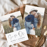Reserva La Fecha Blanco a mano Guardar la foto de fecha<br><div class="desc">Foto moderna y elegante Guardar la tarjeta de Boda de fecha. La tarjeta de invitación para guardar la fecha incluye tipografía y moda con letras blancas y un diseño simple sobre un fondo blanco al que se puede añadir la imagen de fotografía de compromiso personalizada.</div>