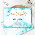 Reserva La Fecha B'nai Mitzvah Turquoise Watercolor Dorado<br><div class="desc">¡Asegúrate de que todos tus amigos y parientes puedan celebrar el hito de tus hijos B’nai Mitzvah! Envíe esta impresionante, moderna y personalizada tarjeta de invitación "Save the Date". El sordo guión de la caligrafía de Relieve metalizado de imitación dorada y la estrella de David, junto con los puntos de...</div>