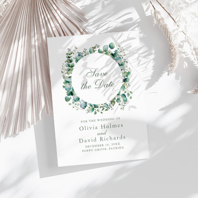 Reserva La Fecha Boda Botánica de Eucalipto con Vegetación Moderna (Modern Greenery Eucalyptus Botanical Wedding Save The Date on a sunny white table.)