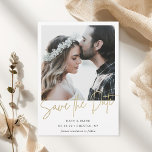 Reserva La Fecha Boda con foto de caligrafía en oro moderno<br><div class="desc">Cree una primera impresión glamurosa con nuestro Ahorra la fecha de boda con foto de caligrafía en oro moderno. Este diseño equilibra perfectamente el minimalismo contemporáneo con un toque de lujo, con su foto de compromiso favorita superpuesta con elegante escritura a mano en oro. (efecto de color dorado impreso) Es...</div>