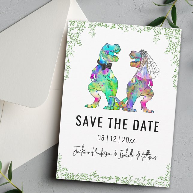 Reserva La Fecha Boda con tema de dinosaurios verde  (Funny colorful T-Rex bride and groom Dinosaur wedding save the date card Watercolor foliage)