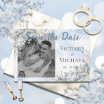 Reserva La Fecha Boda de acuarela Dusty Blue Floral Photo<br><div class="desc">Hermosos rosas polvorientos azules y marfil con cintas colgantes hechas en suaves acuarelas. Personalice agregando. Tu foto,  nombres y fecha del evento. Perfecto para su boda o ocasión especial.</div>