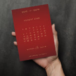 Reserva La Fecha Boda de calendario de monograma y marcadores de fo<br><div class="desc">Sorprenda a sus seres queridos con esta elegante tarjeta Save the Date,  que incluye fondo rojo bonito,  foto minimalista,  guión impreso y calendario editable. Para ajustar el círculo,  vaya a "editar usando la herramienta de diseño" y muévalo manualmente.</div>