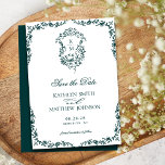 Reserva La Fecha Boda de Escudo de cosecha de monograma verde esmer<br><div class="desc">Boda de Escudo Vintage Floral de Monograma Verde Esmeralda Guardar la tarjeta de fecha. Celebra tu día especial con este elegante y hermoso diseño de invitación a la boda para embellecer tu ocasión especial. Todos los textos están preorganizados para que puedas personalizarlos fácil y rápidamente con tus propios detalles.</div>