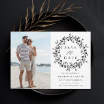 Reserva La Fecha Boda de Flor Silvestre Blanco y Negro<br><div class="desc">Esta elegante boda,  salvo la tarjeta de fecha,  incluye una corona de silueta de flores silvestres con sus iniciales de foto y parejas en la parte posterior. Para una personalización más avanzada de este diseño,  haga clic en el BOTÓN HERRAMIENTA DE DISEÑO AZUL de arriba.</div>