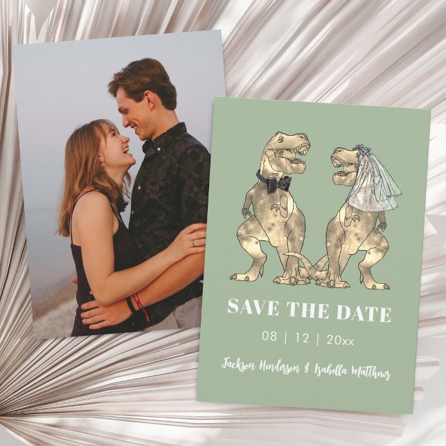Reserva La Fecha Boda de Fotos Verde Sage con Tema de Dinosaurio (Funny dinosaur bride and groom sage green photo wedding save the date)