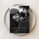 Reserva La Fecha Boda de imágenes romántico elegante<br><div class="desc">Anuncie su día especial con elegancia intemporal usando nuestro Romántico Elegante Script Photo Wedding Save the Date. Con una foto franca en blanco y negro de la pareja feliz, esta tarjeta está adornada con un sofisticado guión caligráfico escrito a mano, que le añade un toque de romance a su invitación...</div>