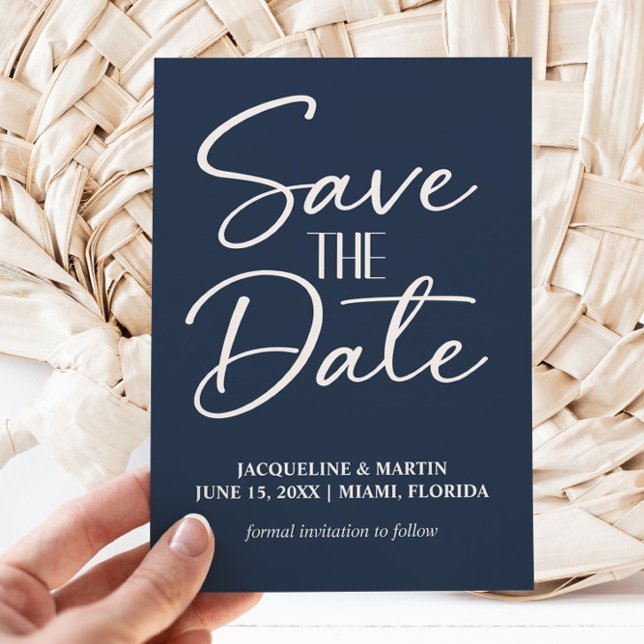 Reserva La Fecha Boda de letra a mano en azul marino Script  (Navy blue and white wedding Save the Date photo card)