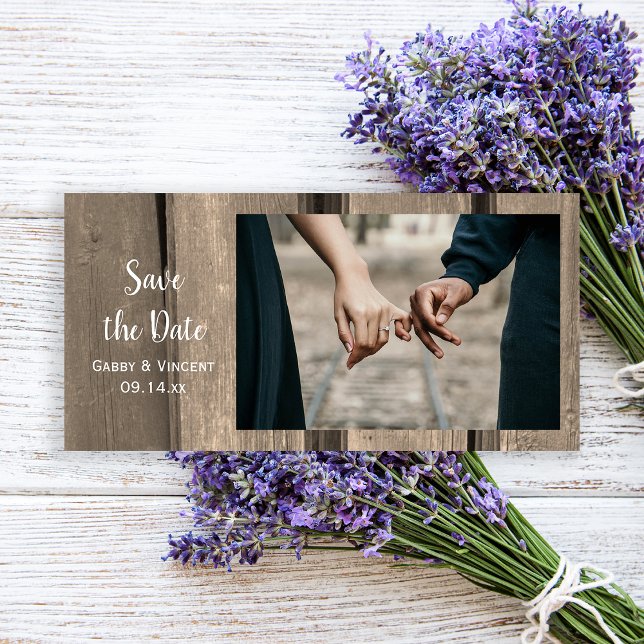 Reserva La Fecha Boda de madera de granero rústica salva la fecha (Set the tone for your casual barn party wedding with this rustic save the date photo card.)