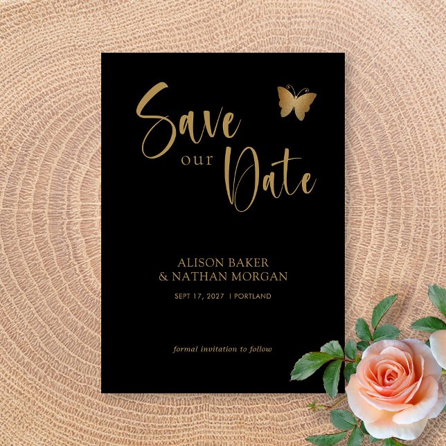 Reserva La Fecha Boda de Mariposa con Glitter y Letra de Negro y Do (Black & Gold Script with Glitter Butterfly Wedding Save The Date)
