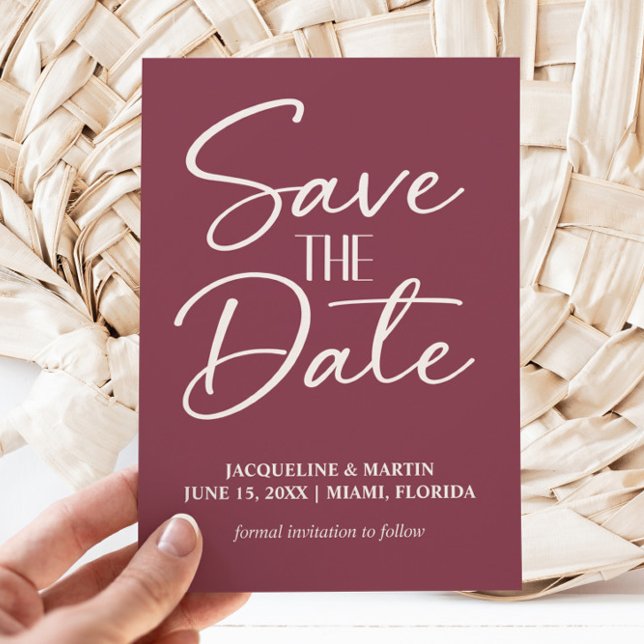Reserva La Fecha Boda de Morado Burdeos Crema con Letra a Mano  (Burgundy wedding Save the Date card)