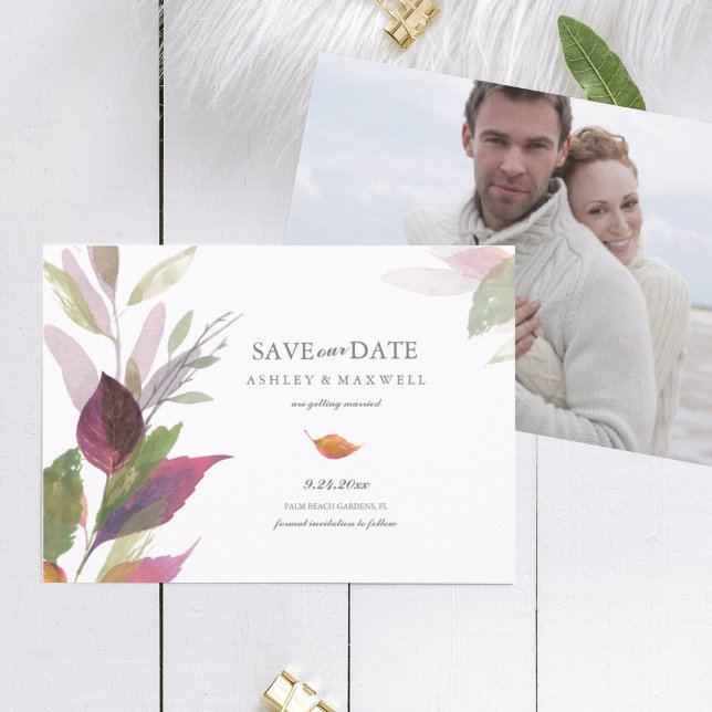 Reserva La Fecha Boda de Otoño Hojas Purpúreas Foto Guardar la Fech (Save the date card autumn leaves and couples photo)