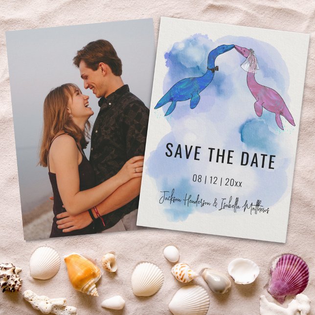 Reserva La Fecha Boda de playa con tema de dinosaurios Foto Guardar (Dinosaur theme beach wedding photo save the date card Watercolor plesiosaurus bride and groom  )