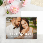 Reserva La Fecha Boda de superposición fotográfica de tipo blanco y<br><div class="desc">Anuncie a su boda con estilo con estos intemporales guardar las tarjetas de anuncio de fecha que incluyen su foto de compromiso paisajístico con un diseño de superposición de tipo de letra serif. Incluye una redacción sencilla en la parte delantera que puede ser personalizada con todos los detalles importantes, incluyendo...</div>