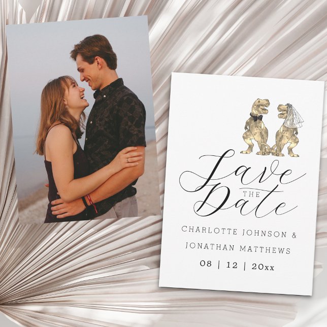 Reserva La Fecha Boda divertida con tema de dinosaurios (Funny dinosaur theme wedding save the date photo card elegant script fun T-Rex dino bride & groom)
