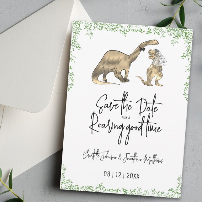 Reserva La Fecha Boda divertida de dinosaurios en verde, salva la f (Funny T-Rex bride and Brontosaurus groom Dinosaur wedding save the date card Watercolor foliage)