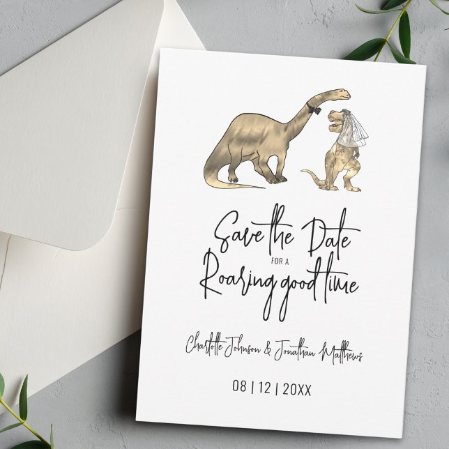 Reserva La Fecha Boda divertida de dinosaurios, guarde la fecha (Funny T-Rex bride and Brontosaurus groom Dinosaur wedding save the date for a roaring good time card)