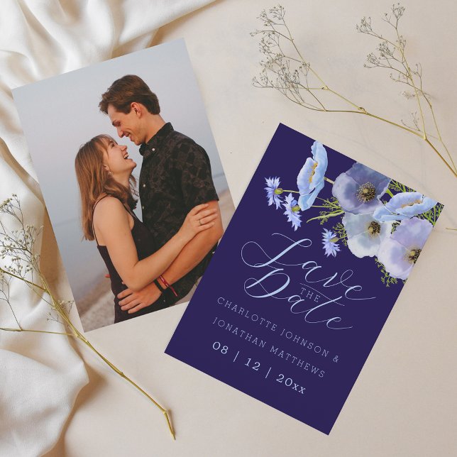 Reserva La Fecha Boda Floral de Flores Silvestres Foto Moderna Azul (Modern photo wildflower bouquet watercolor blue floral navy blue wedding save the date invitation)