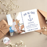 Reserva La Fecha Boda fotográfico de ancla azul náutica<br><div class="desc">Adorable tema náutico diseño de anclaje azul marino y blanco ahorra las fechas para su próximo boda. Personalizar con tus nombres y fecha de boda y sube tu foto o compromiso favorito. El lado inverso de la tarjeta se imprime con un diseño de banda azul marino y blanco coordinado.</div>