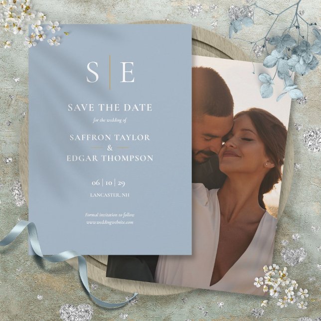 Reserva La Fecha Boda fotográfico Dusty Blue Y Gold (Dusty Blue And Gold Monogram Photo Wedding Save The Date)